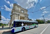 Vizitează Chișinăul la bordul troleibuzului turistic